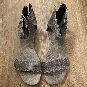 Elf sandals